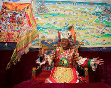 ༄༅།། འཛམ་གླིང་ཐོག་དཀོན་པའི་བབས་སྒྲུང་མཁས་ཅན་རྣམས་ཀྱི་ངོ་མཚར་ཆེ་བའི་ཁྱད་ཆོས་ལ་དཔྱད་པ།
