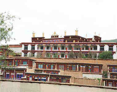 དཀར་མཛེས་བཀྲ་ཤིས་དར་རྒྱས་ནོར་བུའི་གླིང་།