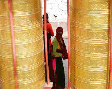 དར་རྒྱས་གཡུང་དྲུང་སྨིན་གྲོལ་གླིང་།