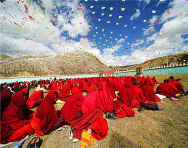 བཀའ་བརྒྱུད་ཆུང་བརྒྱད་ཀྱི་ནང་ཚན་སྟག་ལུང་བཀའ་བརྒྱུད་ཀྱི་རྩ་བའི་གདན་ས།