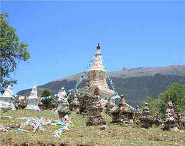 རྒྱལ་རོང་ཁོག་གི་གནས་ཆེན་བེེ་རོའི་སྒྲུབ་ཕུག་མཇལ་བ་དད་པའི་མེ་ཏོག་མཆོད་པ།