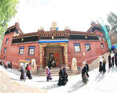 བོད་ཀྱི་རིག་མཛོད་ཆེན་མོ་སྡེ་དགེའི་པར་ཁང་།