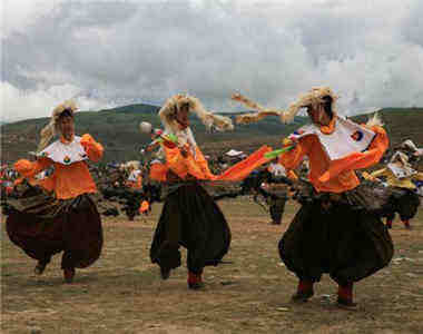 ཨ་ཅེ་ལྷ་མོ་ཞེས་བོད་དུ་དར་ཁྱབ་ཆེ་བའི་ཟློས་གར་གྱི་བྱུང་ཚུལ་སྐོར་རགས་ཙམ་གླེང་བ།