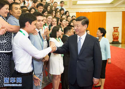 ཞི་ཅིན་ཕེན་གྱིས་ཧ་སག་སི་ཐན་གྱི་ན་ཀྲ་ཨེར་པ་ཡེ་ཧྥུའུ་སློབ་གྲྭ་ཆེན་མོའི་དགེ་སློབ་ཀྱི་དབྱར་ཁའི་སྤྲོ་གསེང་བྱ་འགུལ་འཐུས་ཚབ་ཚོགས་པར་མཇལ་འཕྲད་གནང་།