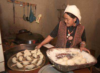 རྒྱལ་རོང་གི་ཐུན་མོང་མ་ཡིན་པའི་སྲོལ་རྒྱུན་གྱི་བཟའ་བཏུང་རིག་གནས།