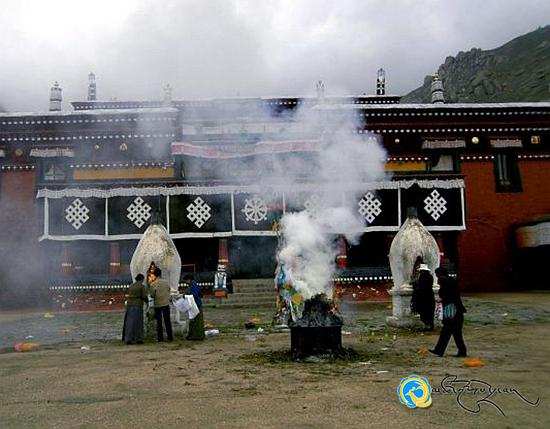༄༅། །བསང་མཆོད་ཀྱི་ཆོ་ག་ངོ་སྤྲོད་མདོར་བསྡུས།