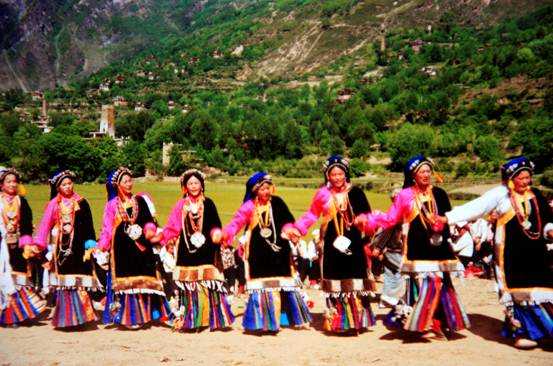 ༄༅། །རོང་བྲག་རྫོང་བྲག་སྟེང་ཡུལ་ཚོའི་རྒྱན་གོས།