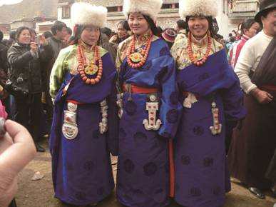 ༄༅། །ཀན་ལྷོ་བླ་བྲང་ཡུལ་གྱི་བོད་རིགས་བུད་མེད་ཀྱི་སྐྲ་ཕབ་ཚུལ།