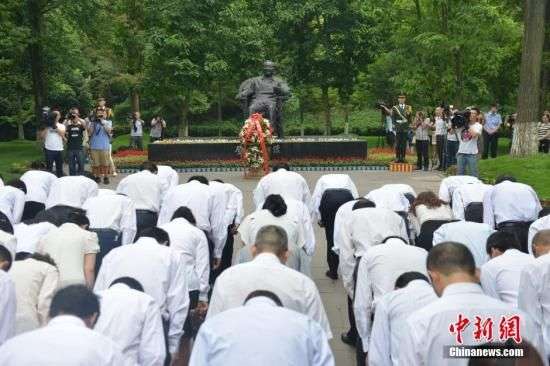 ཏེན་ཞའོ་ཕིང་། ཕ་ཡུལ་གྱི་མང་ཚོགས་ཀྱིས་ཆར་བའི་ཁྲོད་ནས་ཁྱེད་ཉིད་སྐུ་འཁྲུངས་ནས་ལོ་འཁོར་110འཁོར་བའི་སྐྱེས་སྐར་ལ་རྗེས་དྲན་ཞུ་བཞིན་ཡོད།