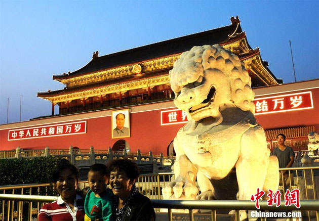 པེ་ཅིང་གནམ་བདེ་སྒོ་མོ་ཆེར་མཛེས་རྒྱན་སྤྲས་ནས་རྒྱལ་སྟོན་དུས་ཆེན་ལ་བསུ་གྲབས་ཡོད།