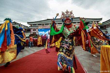 ༄༅། །འཆམ་གྱི་ཐུན་མིན་སྒྱུ་རྩལ་གྱི་ཁྱད་ཆོས་རོབ་ཙམ་གླེང་བ།