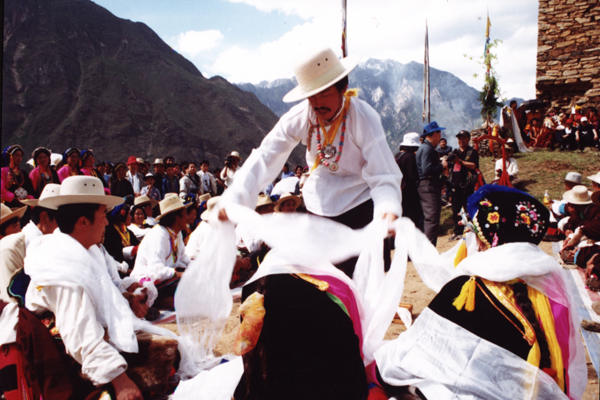 ༄༅། །བོད་མི་རིགས་ཀྱི་བླ་ན་མེད་པའི་གུས་ཞབས་སྲོལ་རྒྱུན་དུ་གྱུར་བའི་ཁ་དར་དང་ཁ་དར་གྱི་མཛད་སྒོ་སྤེལ་ལུགས་རགས་ཙམ་གླེང་བ།