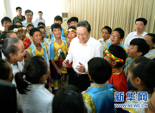 ཡུས་ཀྲེན་ཧྲེང་གིས་ལྷག་བསམ་རྣམ་པར་དག་པས་ཤིན་ཅང་དང་བོད་ཀྱི་ནང་སའི་སློབ་མའི་སློབ་གསོ་གསོ་སྐྱོང་ལས་དོན་ཡག་པོ་བསྒྲུབ་དགོས་ཞེས་ནན་གསུང་གནང་།