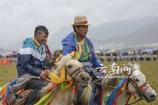 བདེ་ཆེན་ཁུལ་སེམས་ཀྱི་ཉི་ཟླ་རྫོང་དུ་སྟོན་ཁའི་རྟ་རྒྱུགས་འགྲན་སྡུར་བསྡུས།