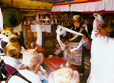 ༄༅། །བོད་ཀྱི་སྔར་སྲོལ་གཉེན་སྒྲིག་ལས་སློང་ཆང་སྐོར།