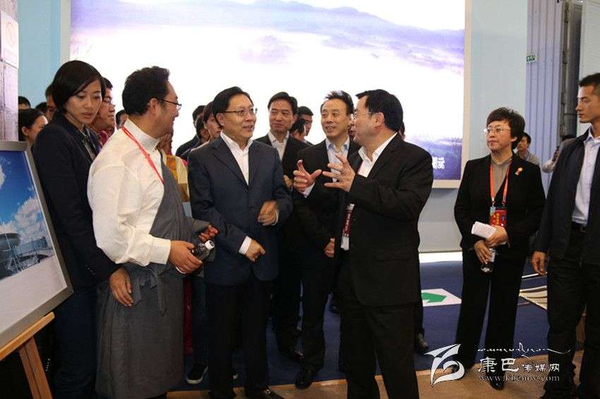 ཝང་ཏུང་མིང་དང་ཝེ་ཧུང་ནུབ་རྒྱུད་བཤམས་སྟོན་འདུ་ཚོགས་ཀྱི་དཀར་མཛེས་འགྲེམས་སྟོན་ཁང་དུ་གཟིགས་ཞིབ་གནང་བར་ཕེབས།