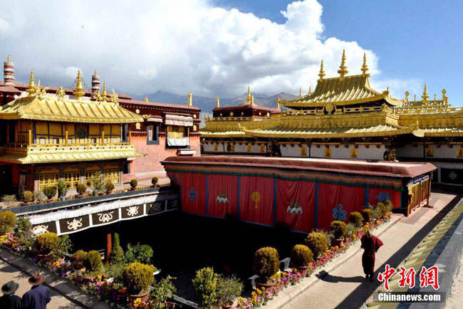 ལྷ་སའི་གཙུག་ལག་ཁང་གི་གསེར་གྱི་རྒྱ་ཕིབས་བསྐྱར་གསོ་ལེགས་འགྲུབ་བྱུང་།