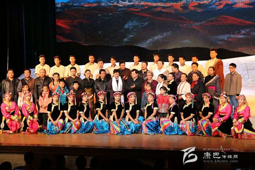 གཏམ་བརྗོད་ཟློས་གར་《གངས་ལྗོངས་ཀྱི་རྣམ་ཤེས།》ཞེས་པ་དར་མདོ་ནས་འཁྲབ་སྟོན་བྱས།