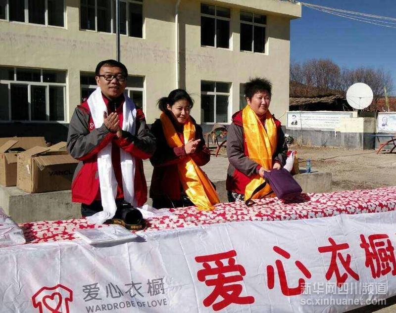 བརྩེ་སེམས་ཀྱི་གོས་སྒྲོམ་ཞེས་པའི་སྤྱི་ཕན་རྩ་འཛུགས་རྔ་བ་ཁུལ་ཧུང་ཡོན་རྫོང་དུ་བསྐྱོད་པ།