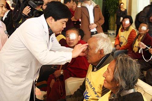 པེ་ཅིང་མེར་མོ་སྨན་ཁང་གིས་དཀར་མཛེས་ཀྱི་སྐྱ་འགྲིབ་ཕོག་པའི་ནད་པར་སྨན་རིན་མི་ལེན་པར་ནད་བཅོས་བྱས།