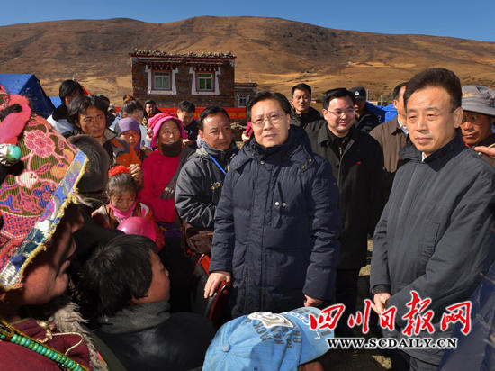 ཝང་ཏུང་མིང་གིས་དར་མདོ་རུ་འགུལ་འགོག་རྒུད་སྐྱོབ་ལས་ཀའི་གྲོས་ཚོགས་གཙོ་སྐྱོང་གནང་ཞིང་། ལས་ཀ་གཙོ་བོ་ཕྱོགས་གསུམ་ནས་ནན་གསུང་གནང་།