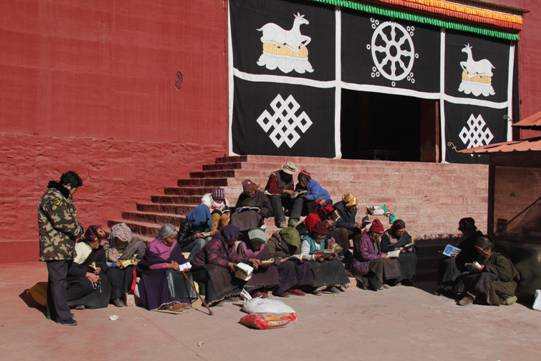 དཀར་མཛེས་ཁུལ་རིག་གནས་ཁང་སྡེ་དགེ་རུ་བསྐྱོད་ནས་དངོས་མིན་ཤུལ་བཞག་རིག་གནས་ལ་རྟོག་ཞིབ་བྱས།