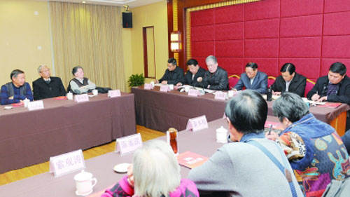 རྔ་བ་ཁུལ་གྱིས་ལུགས་རྙིང་ལོ་སར་སྐབས་སུ་ལས་འཁྱུར་ངལ་གསོ་བྱས་པའི་ལས་བྱེད་པ་རྒན་པ་ཚོར་འཚམས་འདྲི་ཞུ་བའི་བཞུགས་མོལ་གྲོས་ཚོགས་ཁྲེན་ཏུའུ་རུ་འཚོགས།