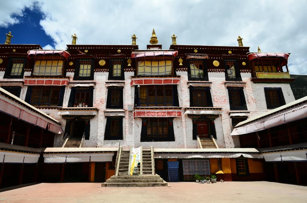 ༄༅། །དགའ་ལྡན་ཕོ་བྲང་གི་དུས་རབས་སྐོར་རགས་ཙམ་བརྗོད་པ།