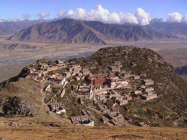 ༄༅། །རྒྱལ་རོང་བའི་དགའ་ལྡན་ཁྲི་ཆེན་བདུན་གྱི་ལོ་རྒྱུས།