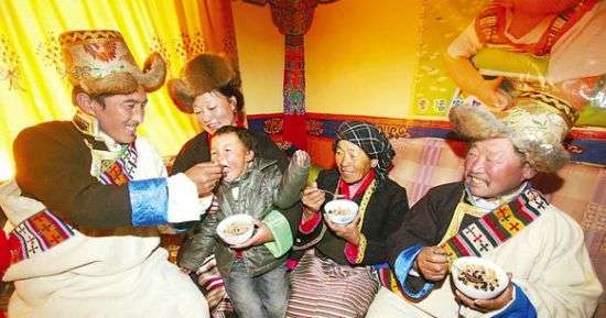 ༄༅། །དགུ་ཐུག་འཐུང་བ་དང་གླུད་གཡུག་ནས་གདོན་ཕུད་པ།