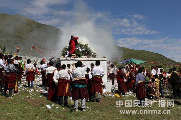 ༄༅། །གེ་སར་སྐྱེས་བུའི་བསང་མཆོད་བསྡུས་པ་བྱིན་ལྡན།