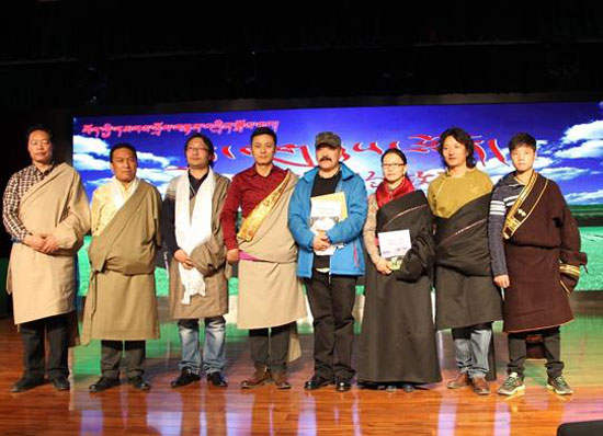 བོད་ཀྱི་དམངས་སྲོལ་བརྙན་འཕྲིན་ཟློས་གར་ཐོག་མ་<<སྦྲ་ནག་དུས་སྟོན།>>ཞེས་པ་པར་ལེན་བཟོ་སྐྲུན་ལས་ཀ་ཡོངས་སུ་འགྲུབ་ནས་འགྲེམ་སྤེལ་བྱེད་པའི་མཛད་སྒོ་འཚོགས།