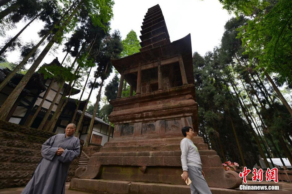 སི་ཁྲོན་གྱི་ལོ་ངོ་800ལོན་པའི་རྡོ་ཡི་མཆོད་རྟེན་ཞིག་གི་རྩེ་རུ་སངས་རྒྱས་ཤཱཀྱ་ཐུབ་པའི་རིང་བསྲེལ་ངོ་མ་ཞིག་རྙེད་འདུག