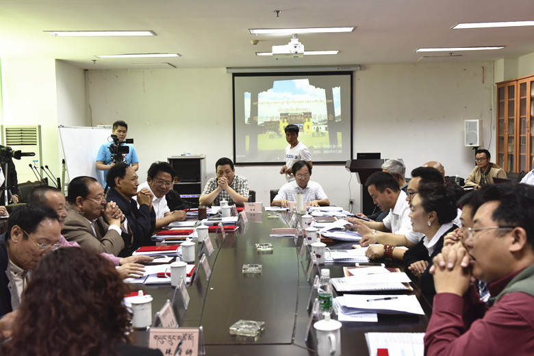 མི་ཉག་མགར་ཐར་གནའ་མཁར་རིག་གནས་ཡུལ་སྐོར་འཆར་འགོད་ཆེད་རམས་པའི་དཔྱོད་ཞིབ་ཚོགས་འདུ་ལྷོ་ནུབ་མི་རིགས་སློབ་ཆེན་དུ་འཚོགས།
