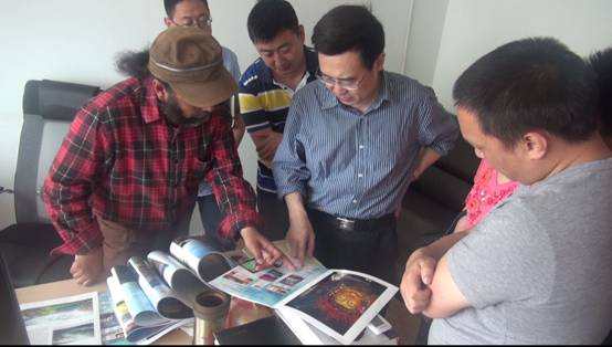 སི་ཁྲོན་ཏང་གི་འཛུགས་སྐྲུན་དུས་དེབ་ཚོགས་པའི་ཧྲུའུ་ཅི་ཧོ་ཀྲི་ཡུང་གིས་གངས་ལྗོངས་ཉི་གཞོན་འཕྲིན་སྦྱོར་ཀུན་འདུས་ལྟེ་གནས་སུ་གཟིགས་ཞིབ་གནང་།