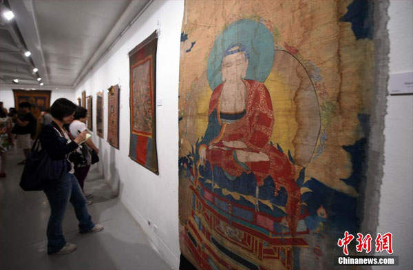 ཤང་ཀང་དུ་ནང་བསྟན་གྱི་ཐང་གའི་སྒྱུ་རྩལ་དང་བོད་བརྒྱུད་ནང་བསྟན་གྱི་བཟོ་རྩལ་ཐོན་རྫས་འགྲེམས་སྟོན་བྱས།