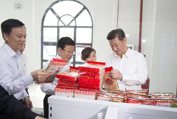ཞི་ཅིན་ཕིང་གིས་ཀུའེ་ཀྲོའུ་ཡི་རང་འདེམ་ཚོང་ར་ཞིག་ཏུ་རྟོག་ཞིབ་གནང་བར་ཕེབས།