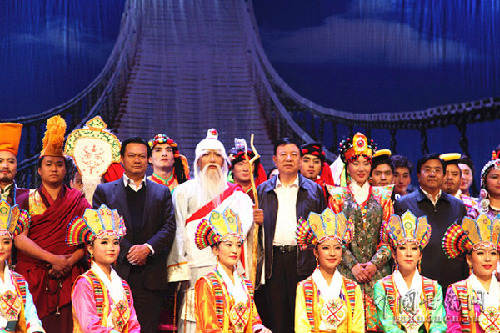<<ཐང་སྟོང་རྒྱལ་པོའི་རྣམ་ཐར།>>ཀན་ལྷོའི་ཟློས་གར་ཁང་ཆེན་པོར་འཁྲབ་སྟོན་བྱས།