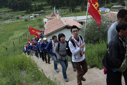 རང་འདུན་པ་རྣམས་རྔ་བའི་མཛོད་དགེ་རུ་དམར་དམག་རྒྱང་བསྐྱོད་བྱས་མྱངས་པའི་ལམ་བརྒྱུད་ནས་པཱ་ཞེ་གྲོས་ཚོགས་ཀྱི་རྗེས་ཤུལ་དུ་བསྐྱོད་པ།