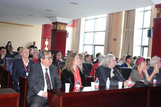 མཚོ་སྔོན་པོ་རྒྱལ་སྤྱིའི་སྙན་ངག་དུས་ཆེན་གྱི་གསེར་གཙོད་རྒྱལ་སྤྱིའི་སྙན་ངག་བྱ་དགའི་མཛད་སྒོ་བསྡུས།