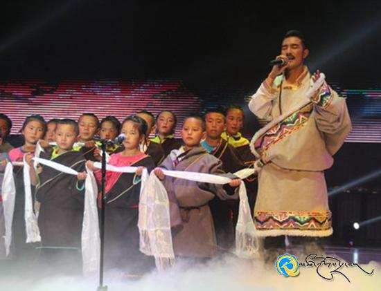གླུ་བ་གདུགས་དཀར་ཡག་གི་བོད་ཁུལ་གྱི་བསྐོར་བསྐྱོད་གླུ་ཚོགས་ཐོག་མ་ཀན་ལྷོར་སྤེལ་བ།