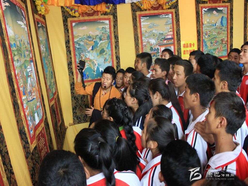 འབའ་ཐང་དུ་གེ་སར་སྟོང་ཐང་བཤམ་སྟོན་བྱས།