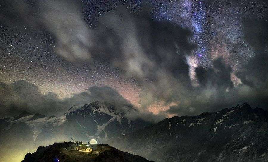ཨུ་རུ་སུའི་ཁ་ལོ་བས་བརྗིད་ཆགས་ཡིད་དབང་འཕྲོག་པའི་དགུ་ཚིགས་ཀྱི་རི་མོ་པར་དུ་བླངས་ཤིང་སྐར་ཚོགས་ཀྱིས་བརྒྱན་པའི་ནམ་མཁའི་མཛེས་ཉམས་འགྲེམ་སྟོན་བྱས།