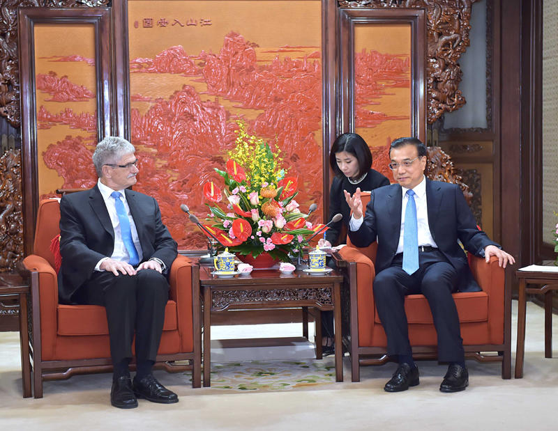 ལི་ཁེ་ཆང་གིས་སྐབས་བཅུ་བདུན་པའི་མཉམ་འབྲེལ་རྒྱལ་ཚོགས་ཚོགས་ཆེན་གྱི་ཀྲུང་ཞི་ལིས་ཁི་ཐོ་ཧྥུའུ་ཐི་དང་མཇལ་འཕྲད་གནང་།