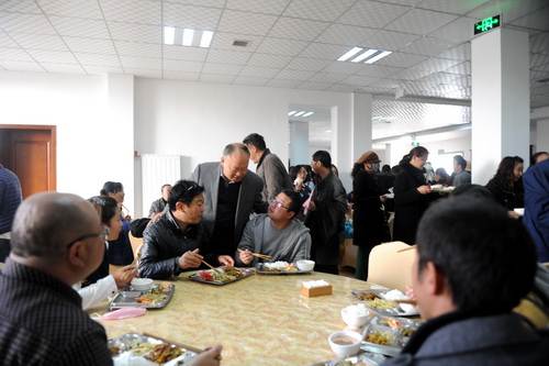 བྱམས་སྐྱོང་བྱེད་པ་སྟེ། ཁྱུང་མཆུ་རྫོང་གི་ལས་བཟོ་པའི་ཟ་ཁང་ལེགས་བསྐྲུན་ཟིན་པ།