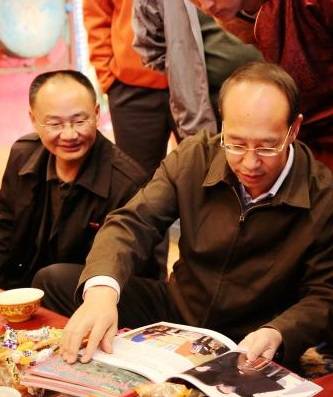 མཛོད་དགེ་རྫོང་གི་བོད་རྒྱ་སྐད་ཡིག་གཉིས་ཀྱི་སྒྲོག་འགྲེལ་ཚོགས་པ་ཡུལ་ཤོག་དང་གྲོང་རྡལ་དུ་སྒྲོག་འགྲེལ་བྱེད་པར་ཕྱིན་པ།