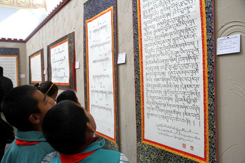 སྐབས་དང་པོའི་ལྷ་སའི་ཡིག་གཟུགས་བརྐོས་རིས་སྒྱུ་རྩལ་བརྩམས་ཆོས་འགྲེམ་སྟོན་བྱེད་སྒོ་ལྷ་ས་ནས་སྤེལ།