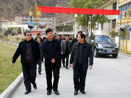 བྱམས་ལོས་དཔལ་ཡུལ་རྫོང་དུ་ཞིང་ཆེན་ཏང་ཨུའི་བོད་ཁུལ་ལས་ཀའི་ཚོགས་འདུ་དང་དཀར་མཛེས་ཁུལ་ཨུའི་རྒྱུན་ཨུ་（རྒྱས་འཛོམས།）གྲོས་ཚོགས་ཀྱི་དགོངས་དོན་སྒྲོག་འགྲེལ་བྱས།