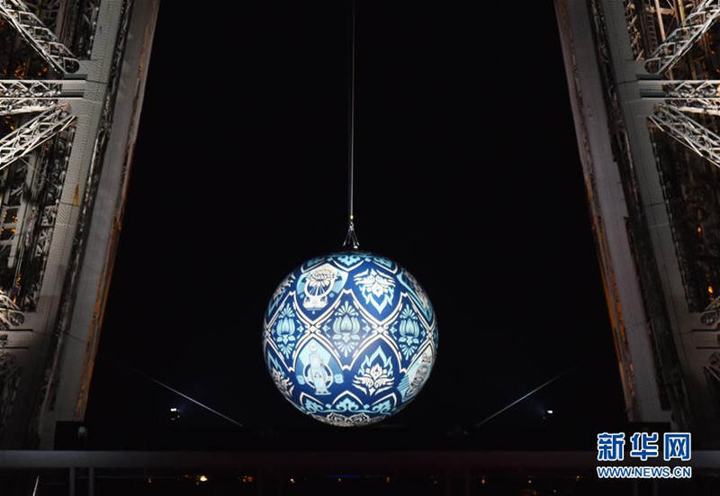 ཕེ་རིས་ལྕགས་ཀྱི་མཆོད་རྟེན་སྟེང་དཔྱངས་པའི་ལྒང་ཆེན།