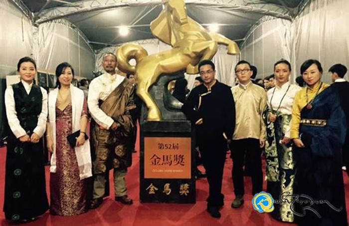 འཁྲབ་ཁྲིད་པ་པདྨ་ཚེ་བརྟན་གྱི་གློག་བརྙན《ཐར་ལོ།》ལ་གསེར་རྟའི་བྱ་དགའ་ཐོབ་པ།